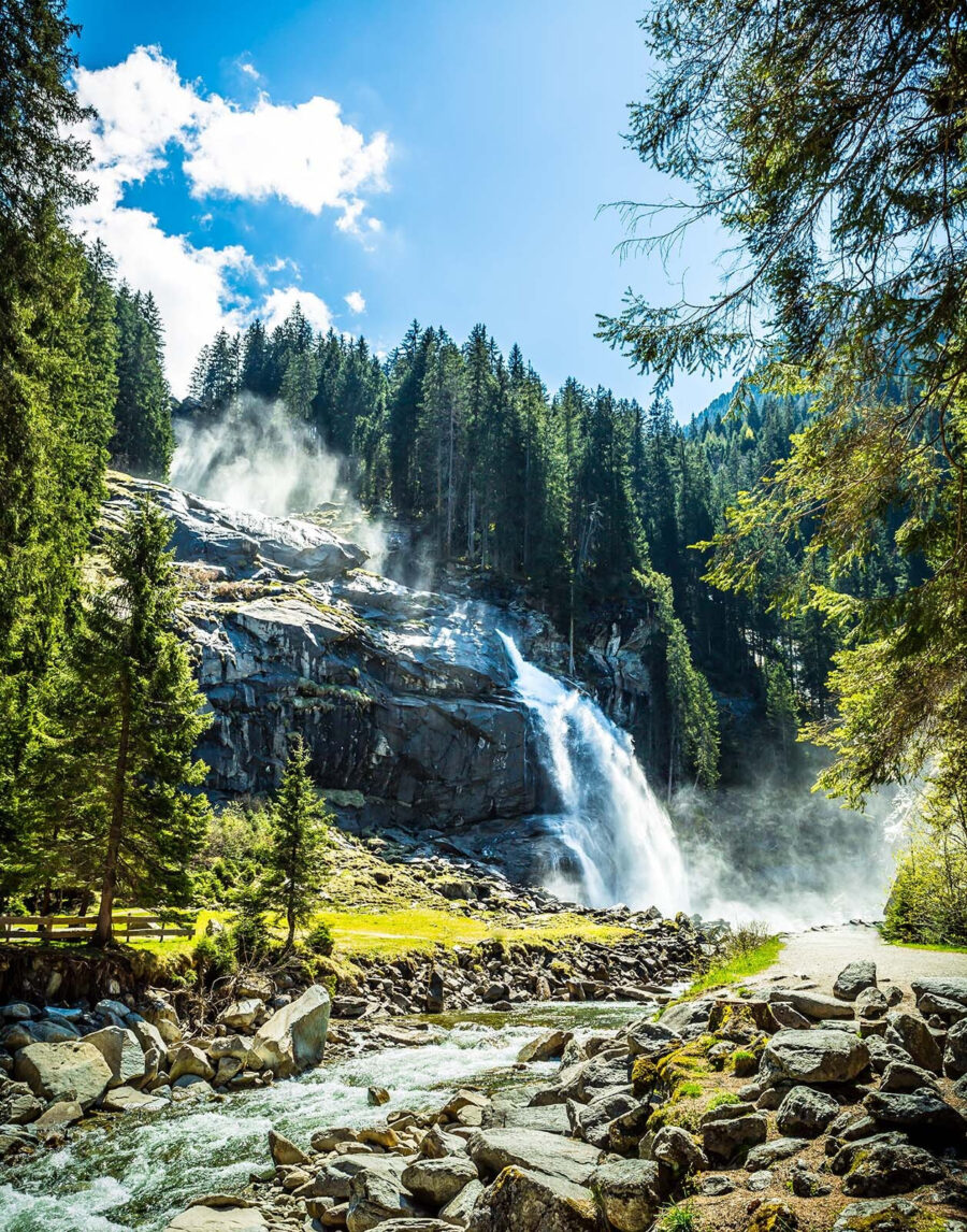 Waterval tussen zonnige naaldbomen — volledig ontwerp
