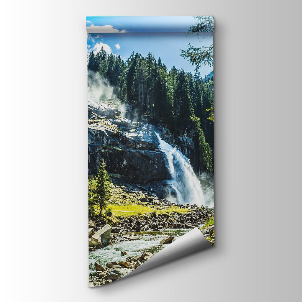 Waterval tussen zonnige naaldbomen — productweergave