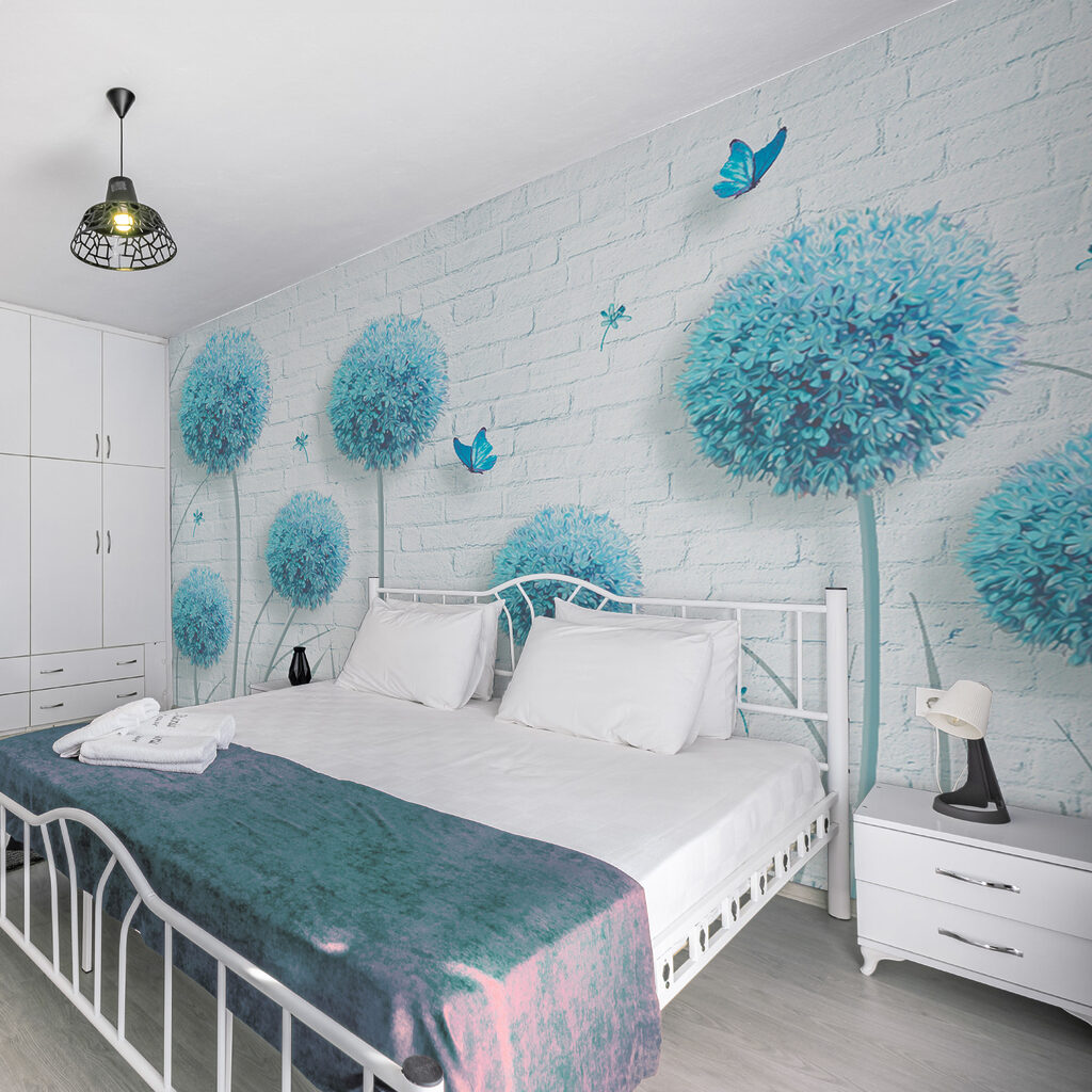 Blauwe bloemschermen voor baksteen — interieur 6