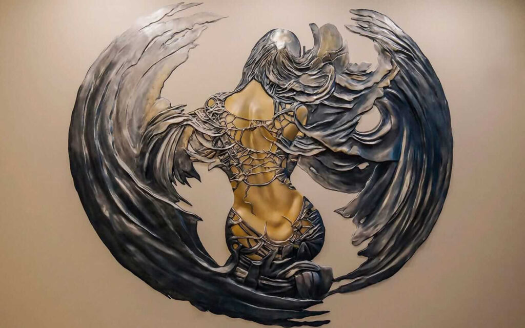 Gevleugeld figuur in ornament — volledig ontwerp