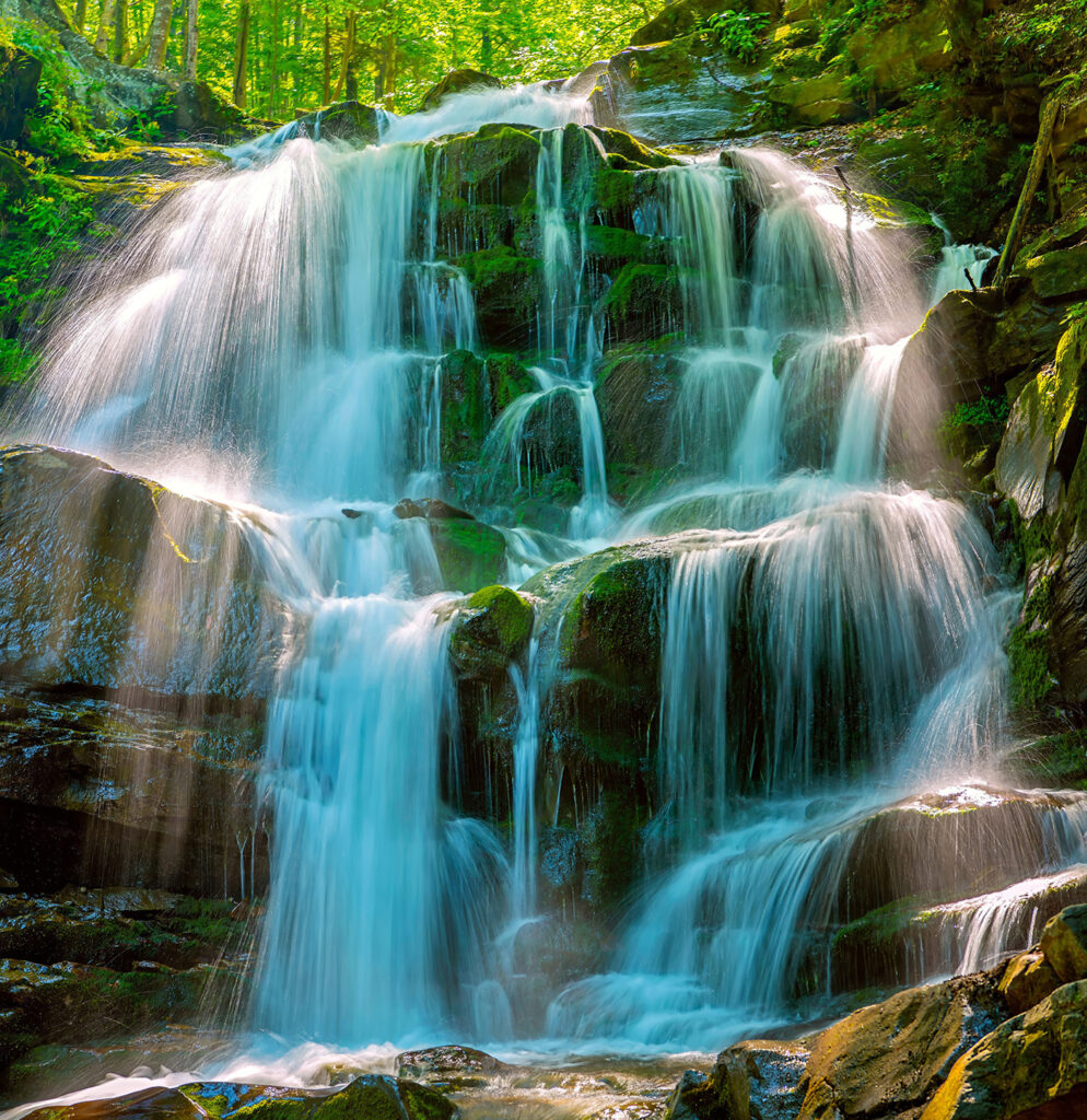 Waterval over bemoste rotsen — volledig ontwerp