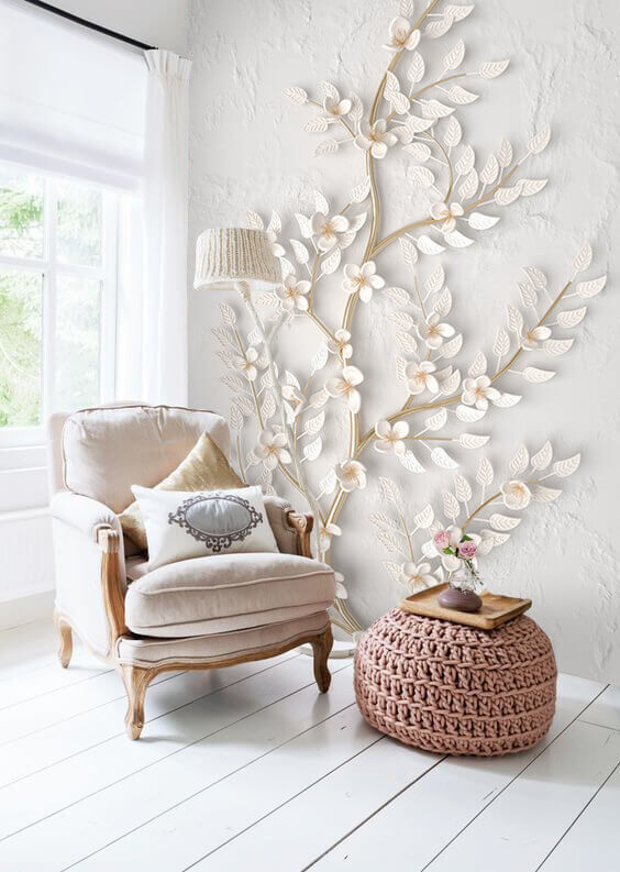 Witte tak met bloemreliëf — interieur 1