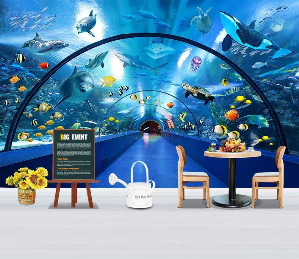 Tunnel met vissen en dieren in een interieur