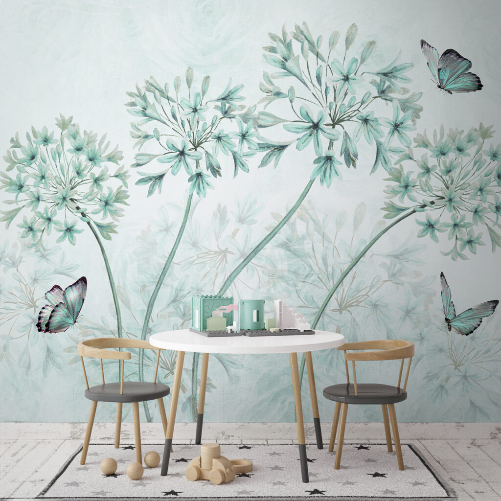 Een schilderij van bloemen en vlinders in een interieur