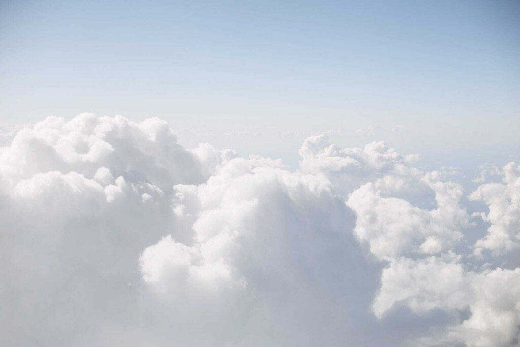 Zacht wolkendek van boven — volledig ontwerp