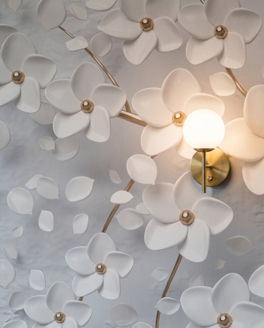 Witte bloesem, goudkleurige stam — detail