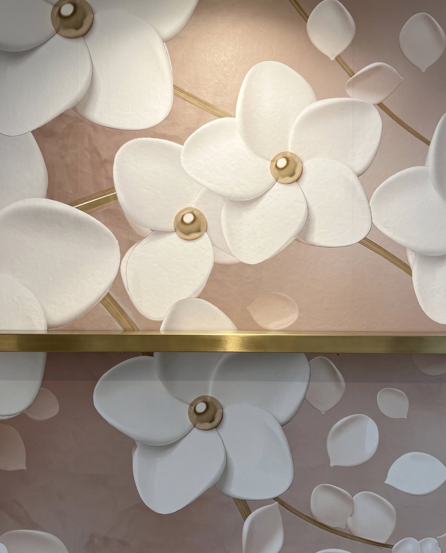 Witte bloesem, goudkleurige stam — detail