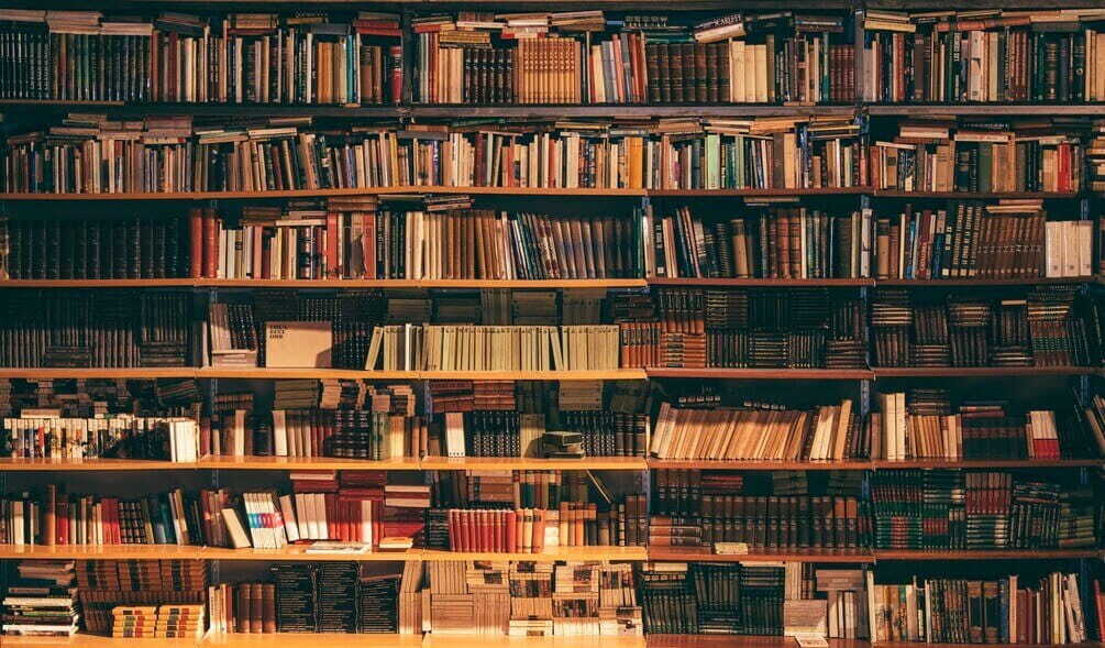 Boekenwand in warme kleuren — volledig ontwerp