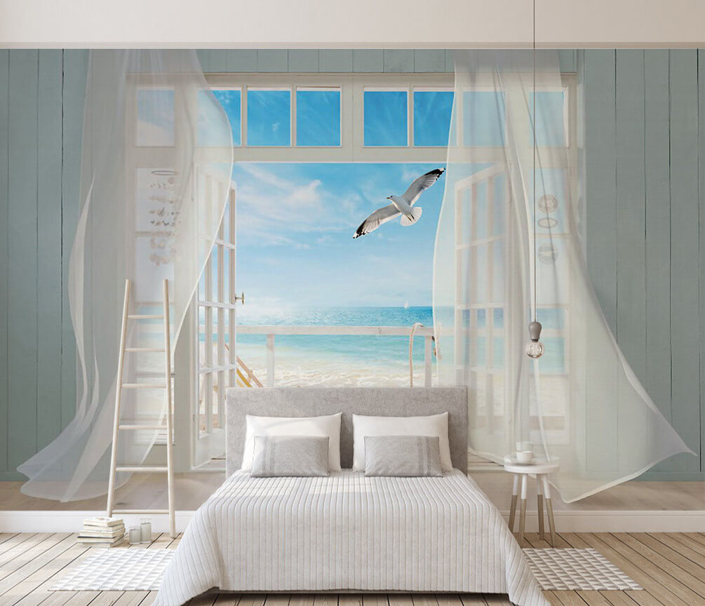 Uitzicht op een strand vanuit een kamer met een vogel die erover vliegt in een interieur