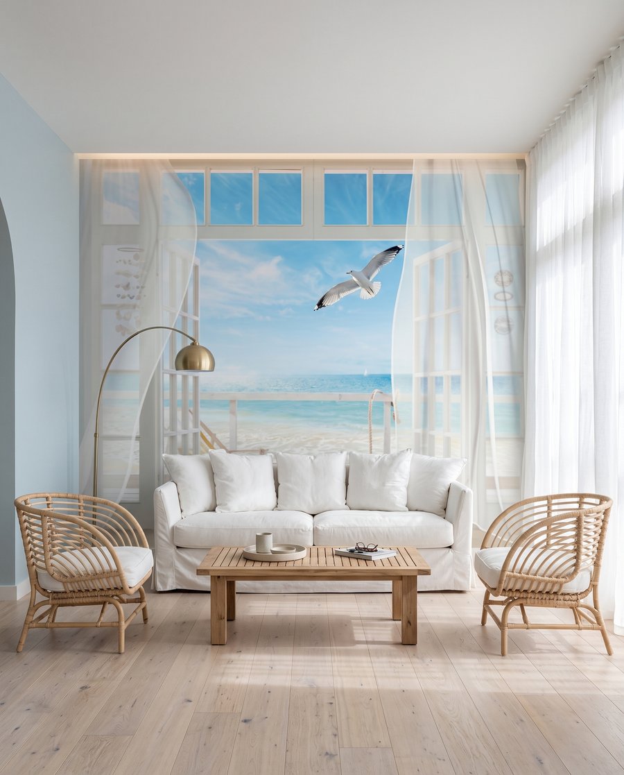 Gordijnen naar blauwe zee in een interieur