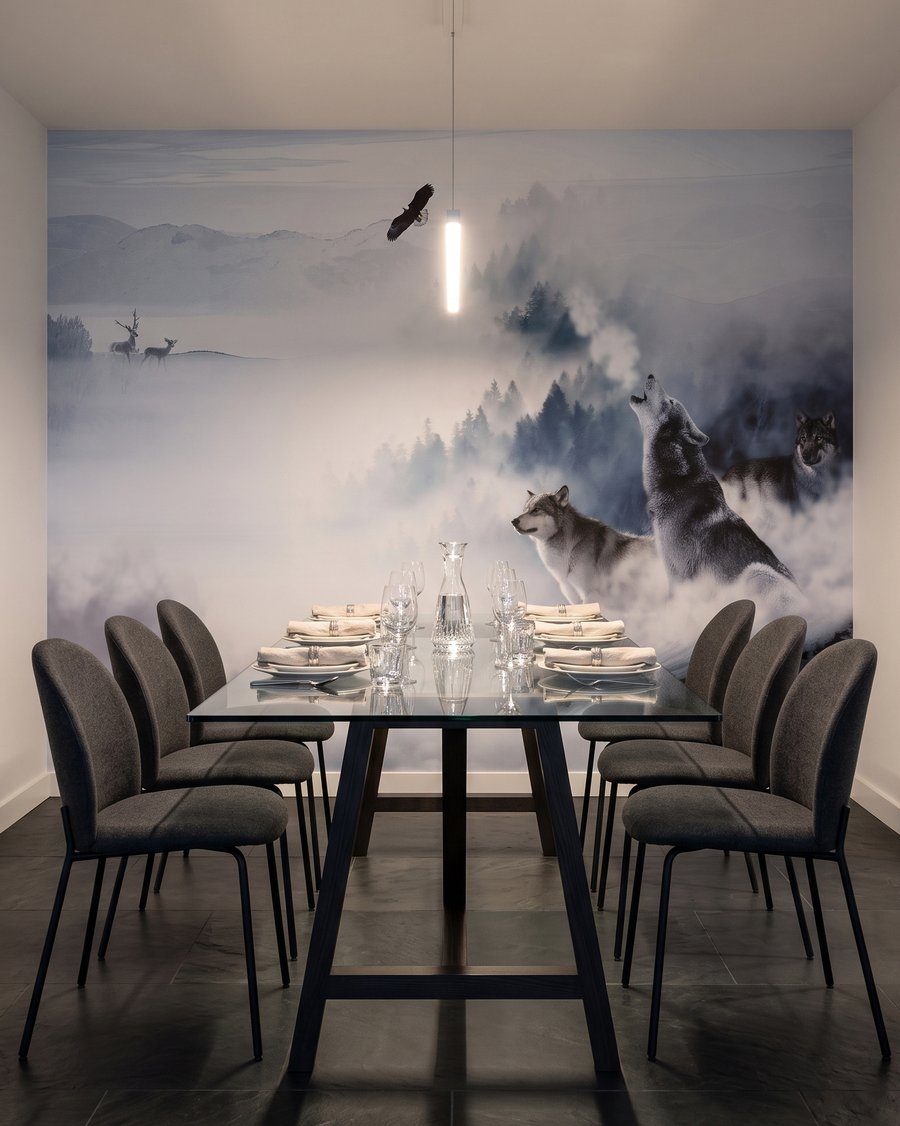 Wolven in witte valleien in een interieur
