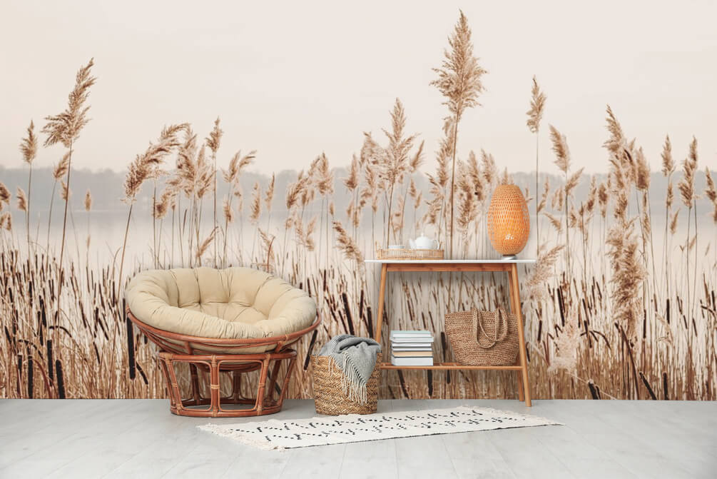 Hoog gras met water op de achtergrond in een interieur