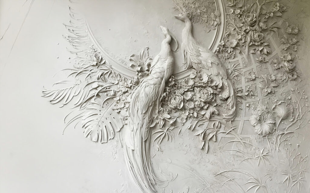 Pauwen in bleek bloemreliëf — volledig ontwerp