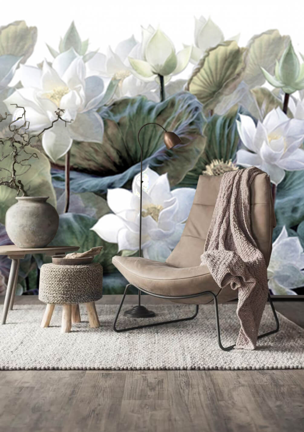 Groep witte bloemen en groene bladeren in een interieur