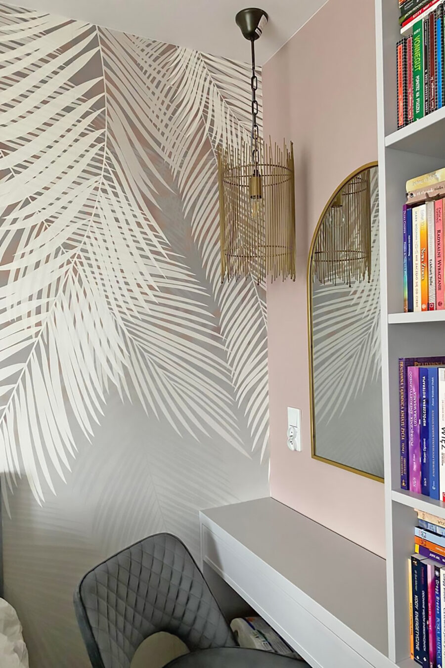 Witte bladeren op een grijze achtergrond — interieur 3