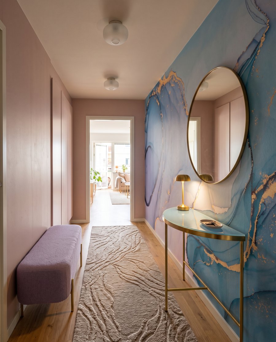 Zachtblauwe poelen met goud — interieur 5