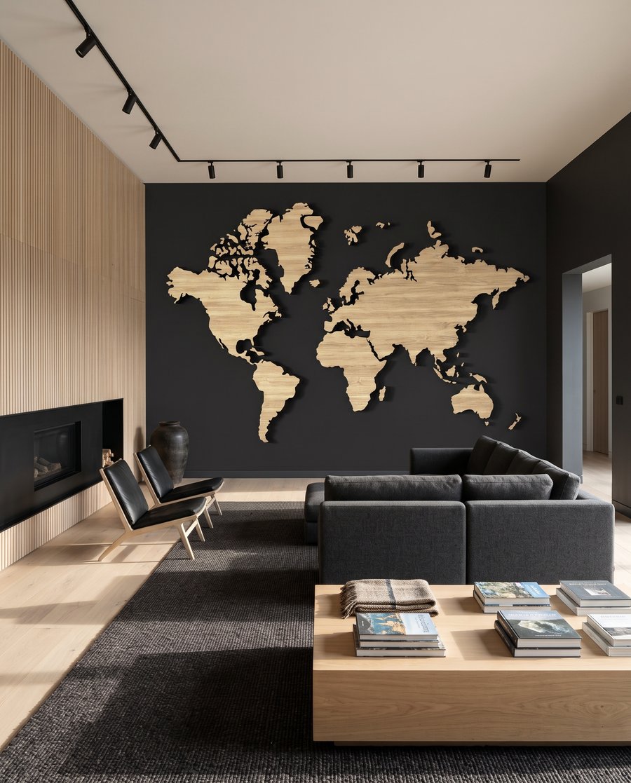 Wereldkaart met warme houtnerven in een interieur