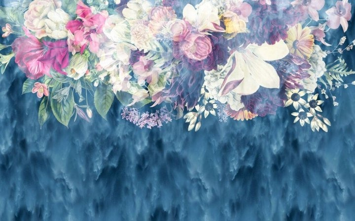 Bloemen boven diepblauwe verfstreken — volledig ontwerp