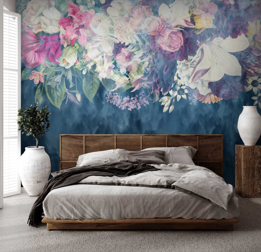 Bloemen boven diepblauwe verfstreken — interieur 3