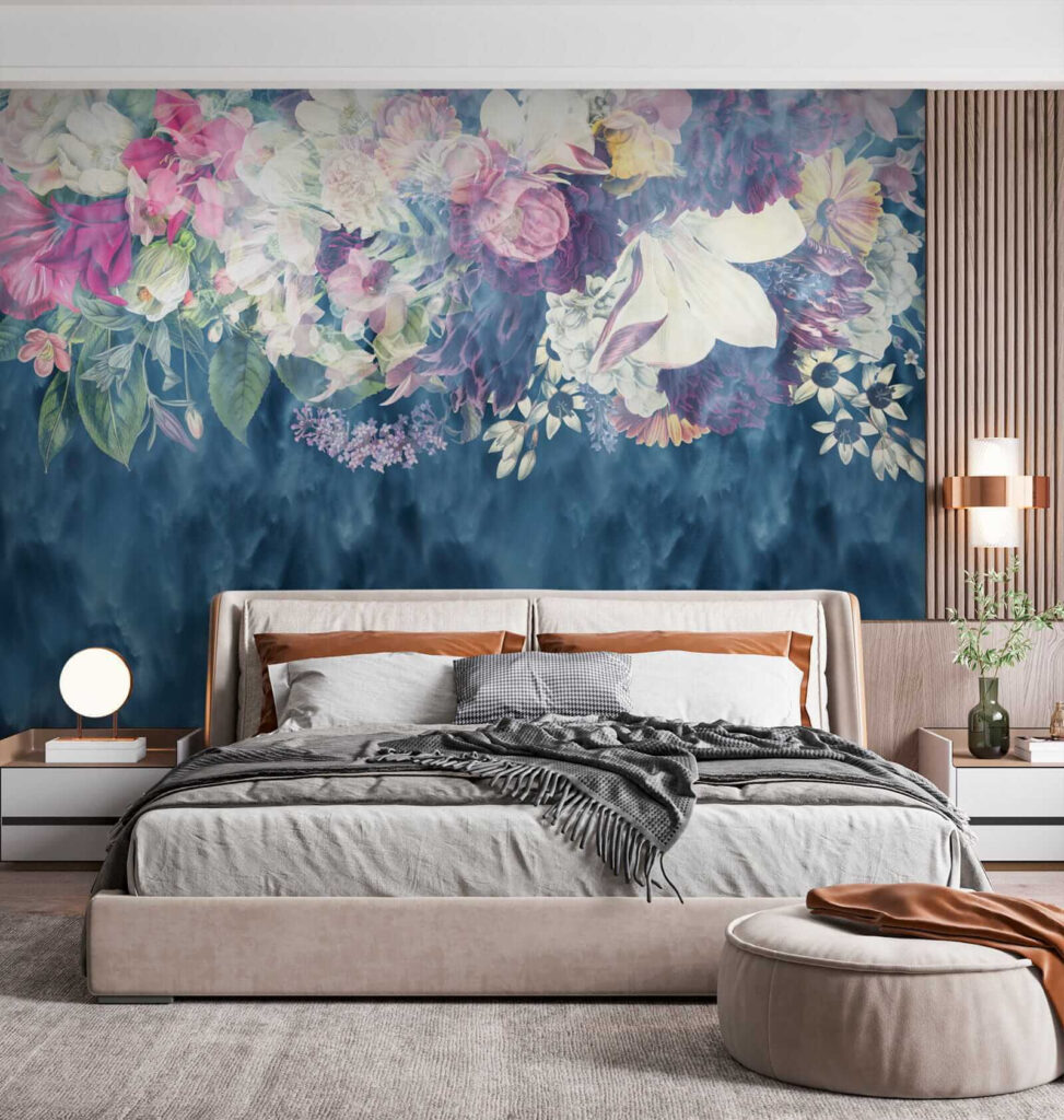Bloemen boven diepblauwe verfstreken — interieur 4