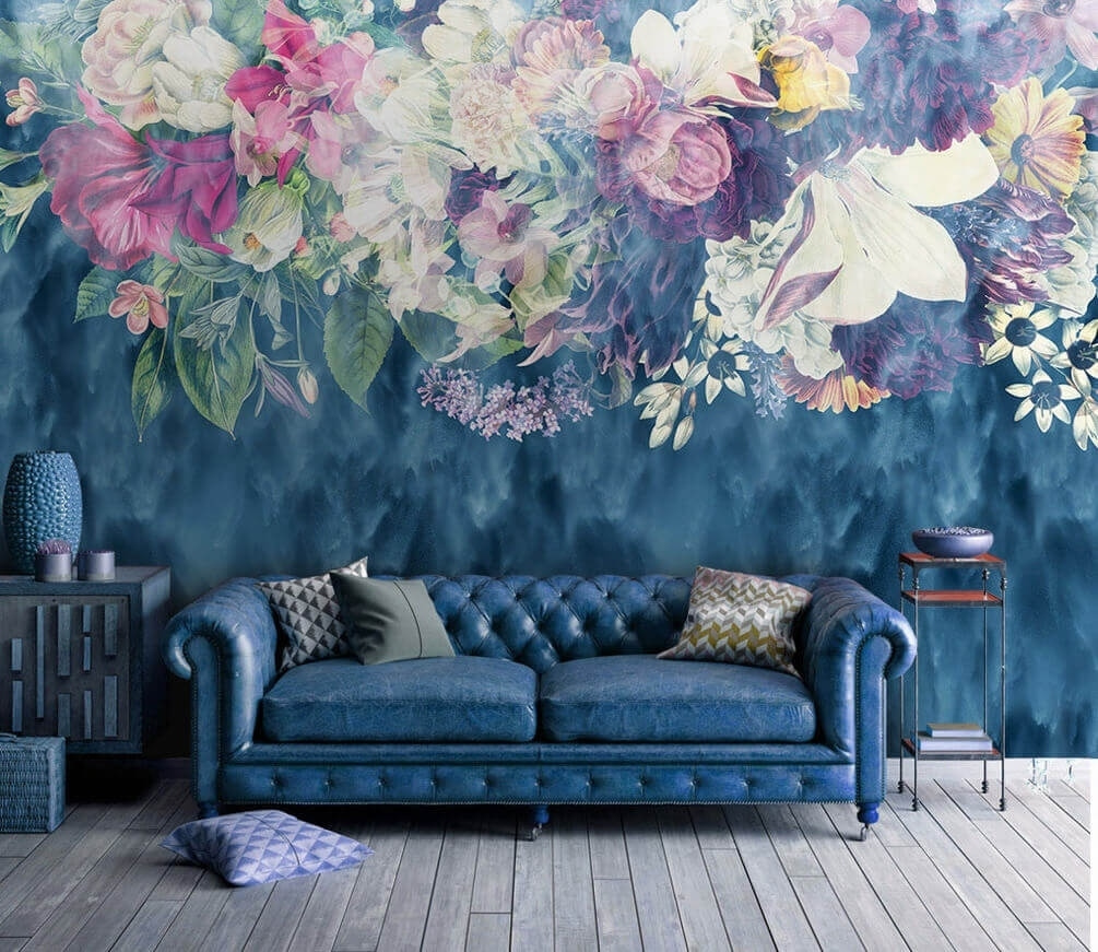 Bloemen boven diepblauwe verfstreken — interieur 1