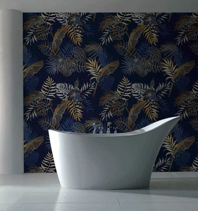 Bladerenpatroon op blauwe achtergrond in een interieur