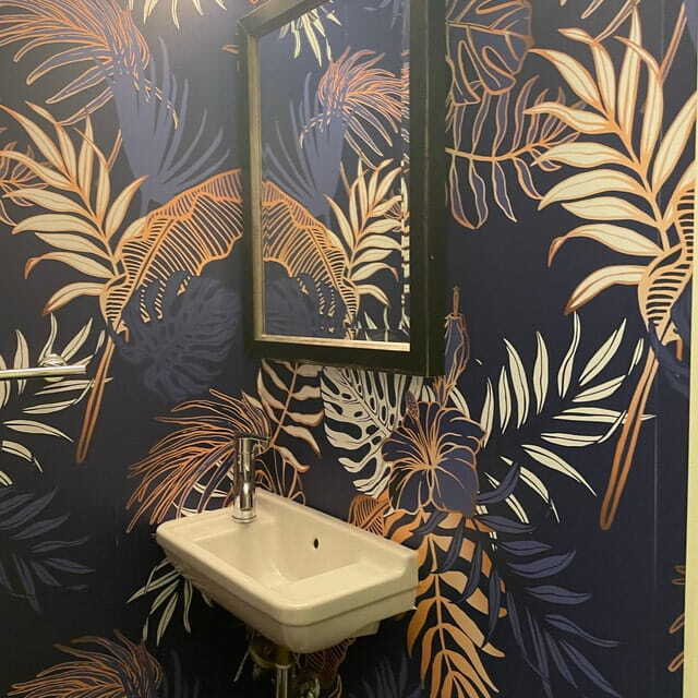 Bladerenpatroon op blauwe achtergrond — interieur 6