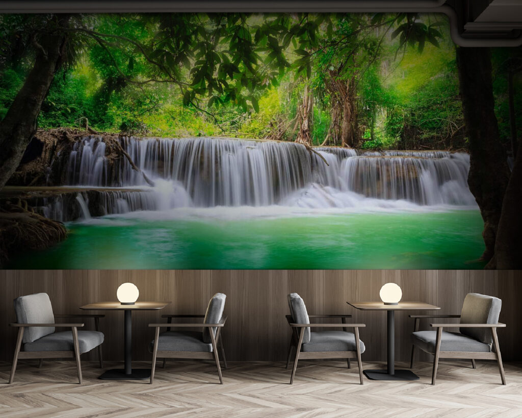 Boswaterval boven turquoise poel — interieur 3