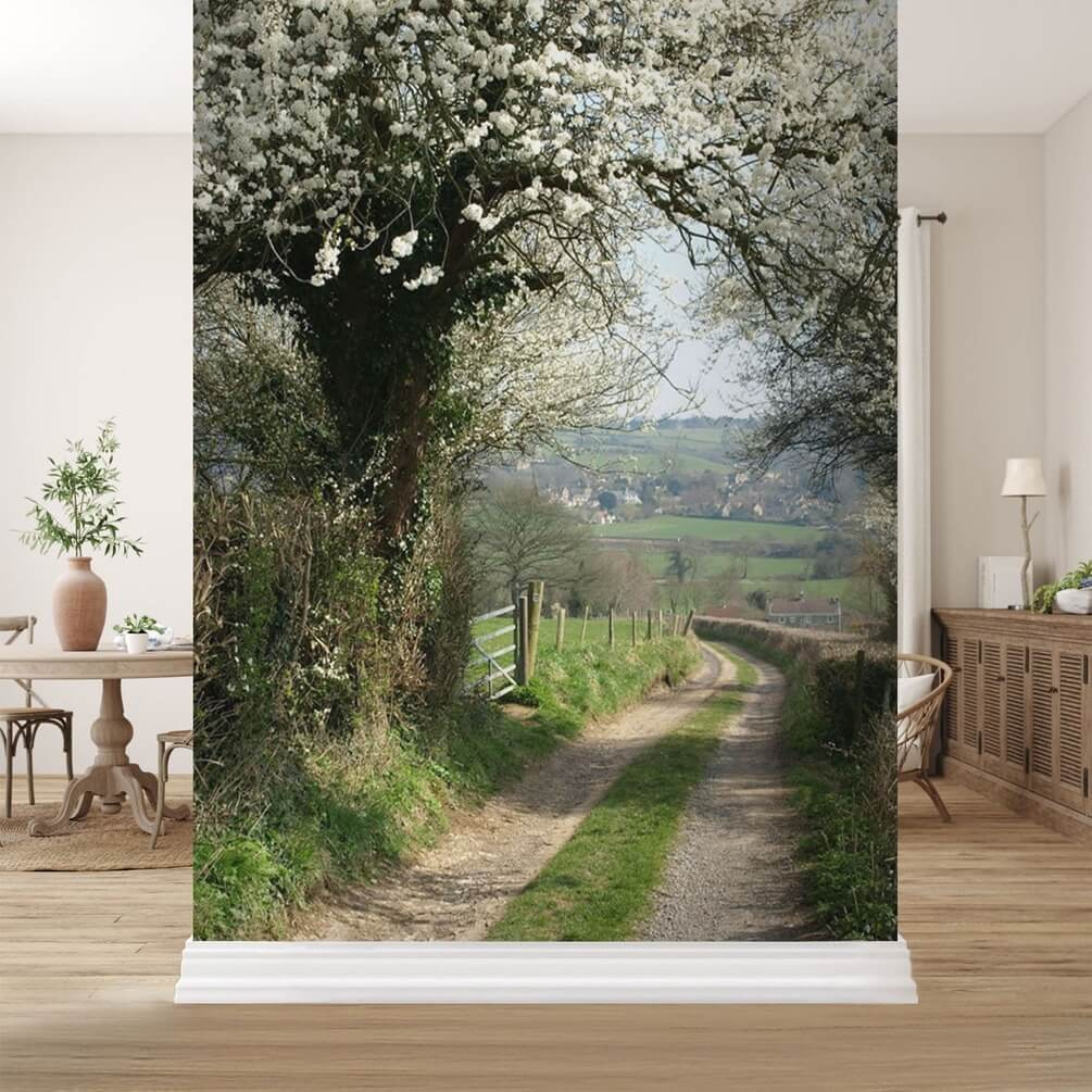 Zandweg met witte bloemen erop in een interieur