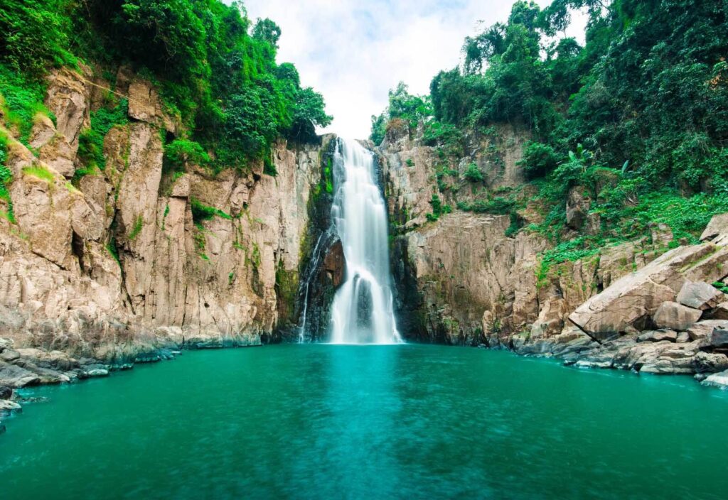 Waterval in een rotskloof — volledig ontwerp