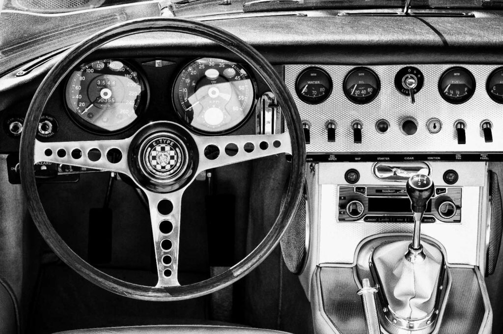 Oldtimerdashboard in zwartwit — volledig ontwerp