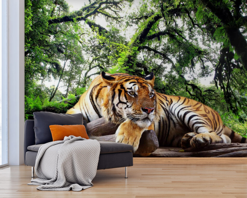 Tijger rust onder boomtakken — interieur 2
