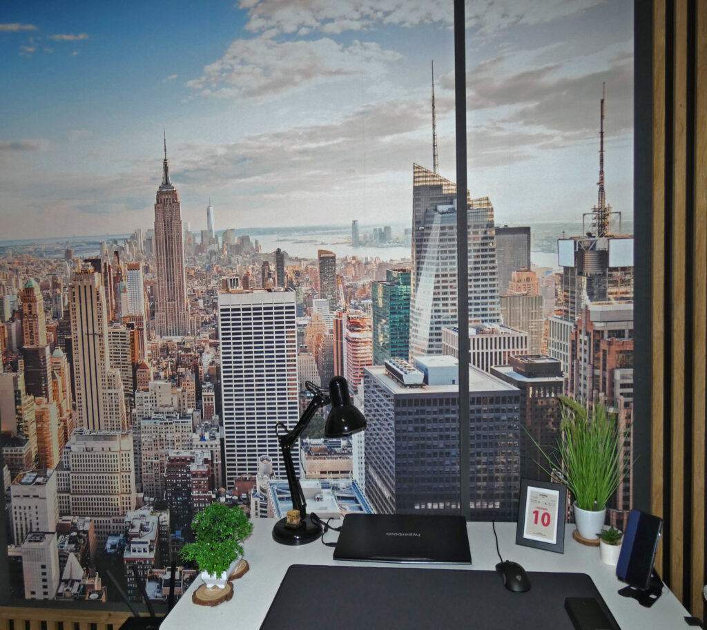 Skyline achter breed stadsraam — interieur 10