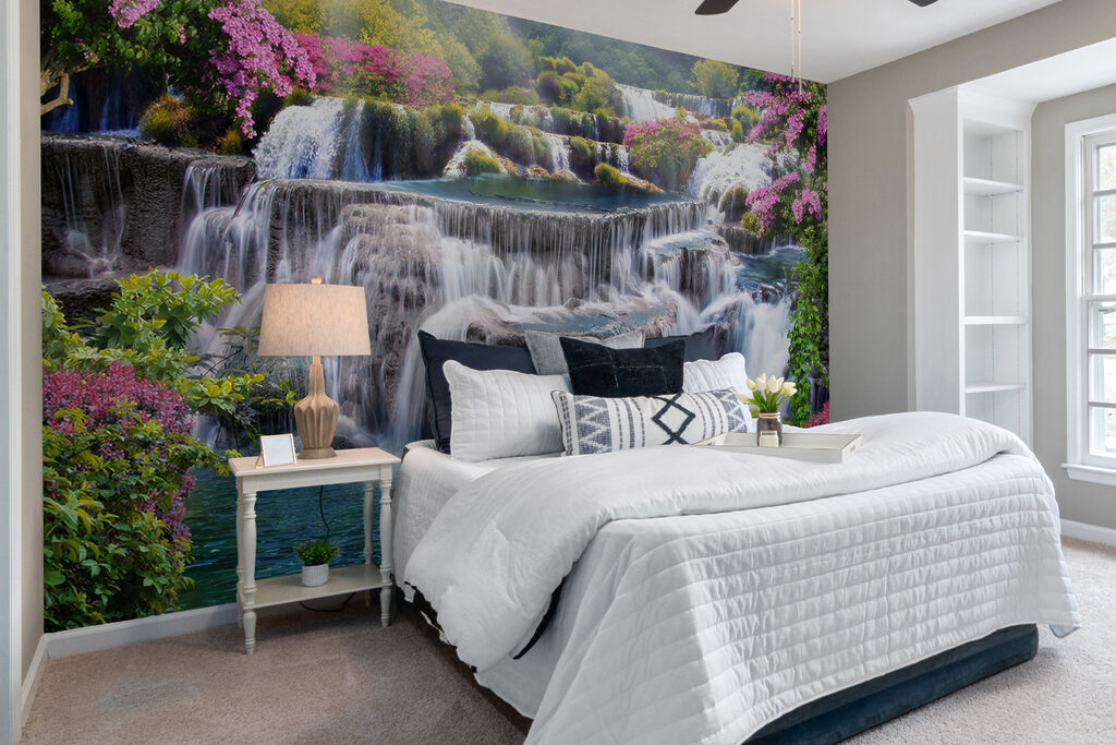 Waterval tussen roze heesters — interieur 10