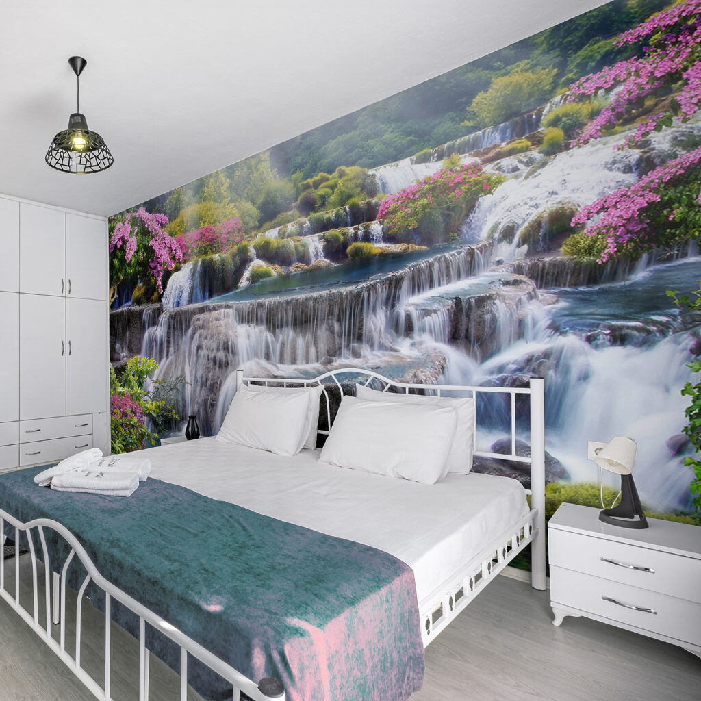 Waterval tussen roze heesters — interieur 11