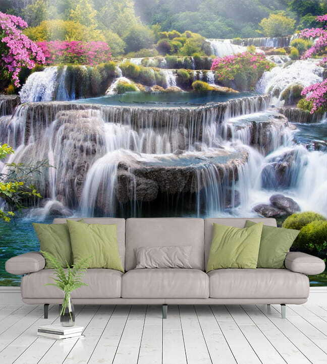 Waterval tussen roze heesters — interieur 5