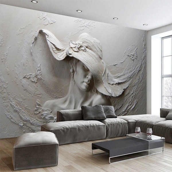 Sculptuur van een vrouw met hoed in een interieur