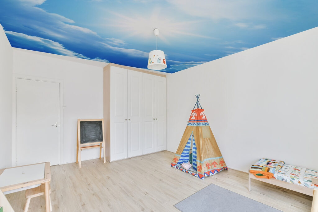 Een stralende, zonovergoten hemel en pluizige wolken — interieur 3
