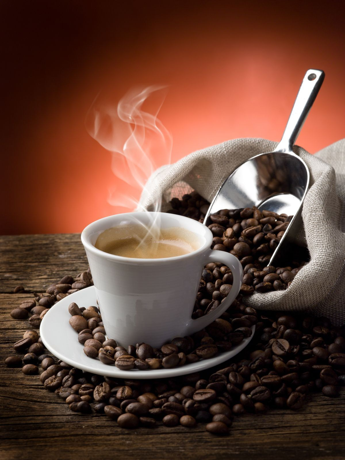 Dampende koffie tussen bonen — volledig ontwerp