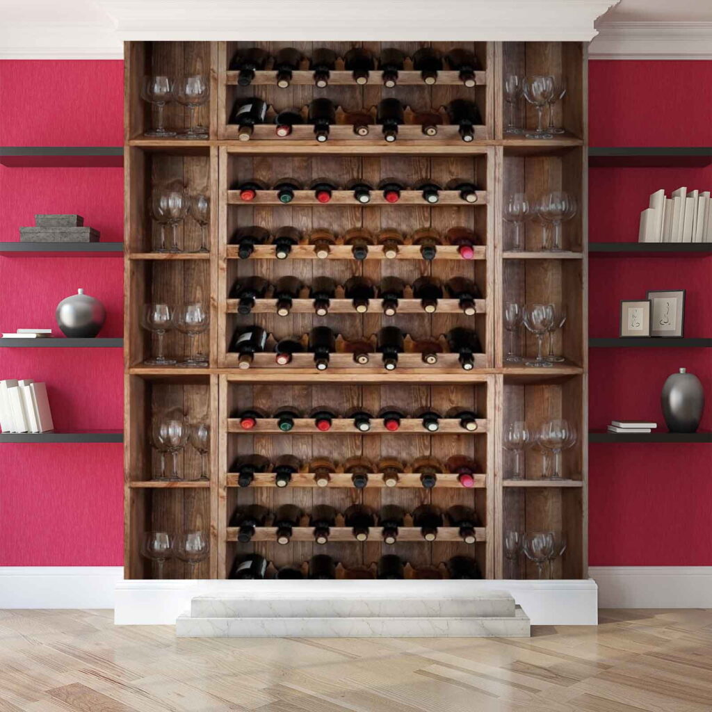 Wijnflessen en glazen op een plank in een interieur