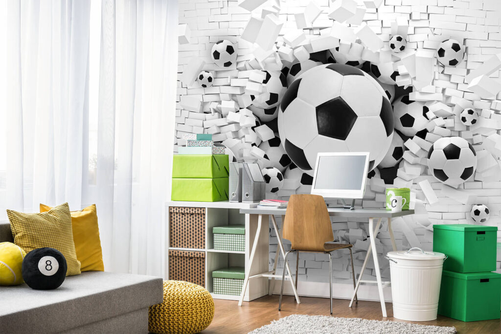 Groep voetballen in een stapel bakstenen in een interieur