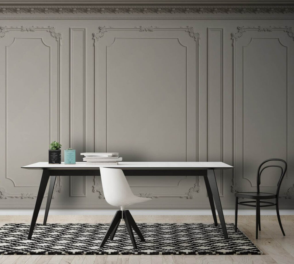 Rustige wand met sierlijsten — interieur 3