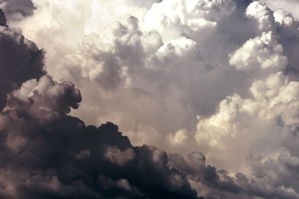 Donkere wolken rond zonlicht — volledig ontwerp