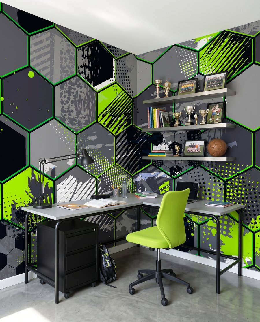 Voetbal in groene zeshoeken in een interieur