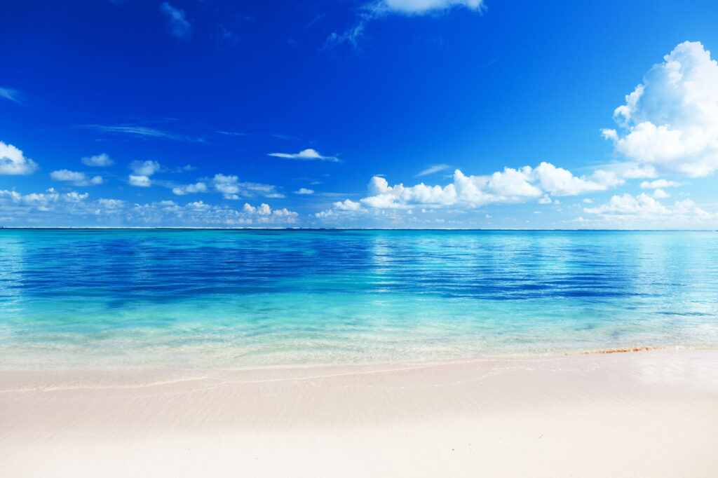 Strand met blauw water en wolken — volledig ontwerp