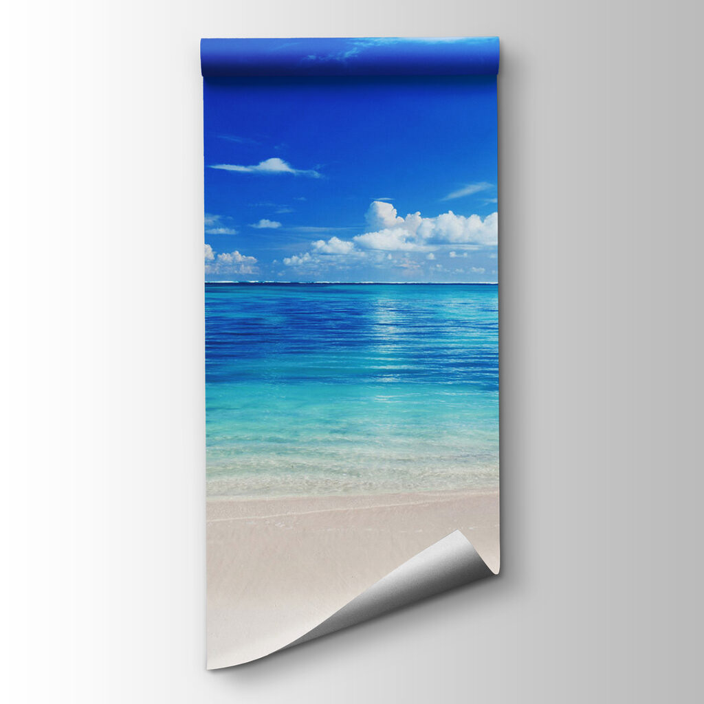 Strand met blauw water en wolken — productweergave
