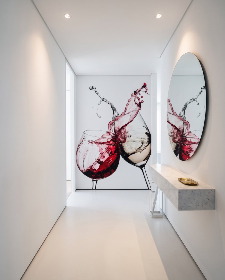 Wijn spat over glasranden — interieur 3