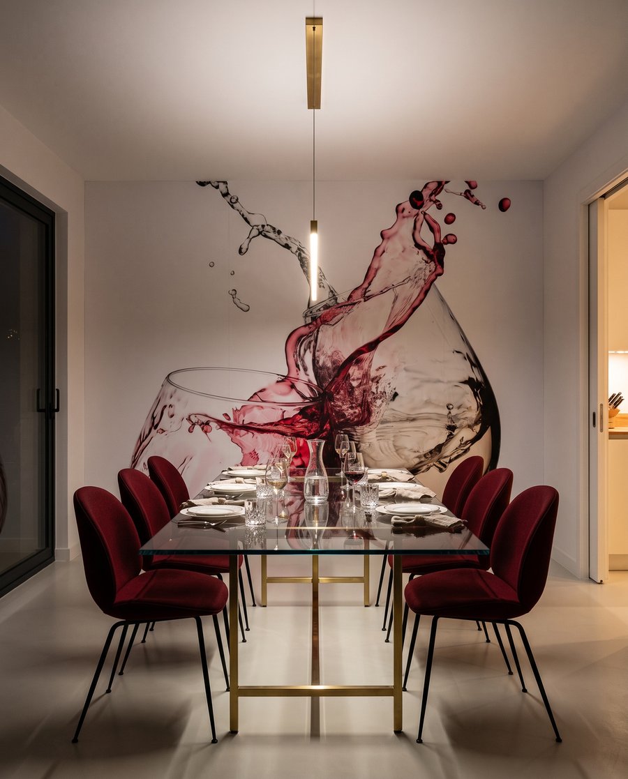 Wijn spat over glasranden — interieur 4