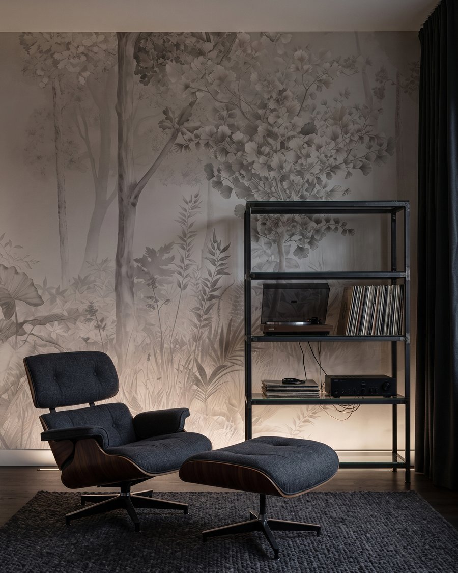 Onder hoge bomen in een interieur