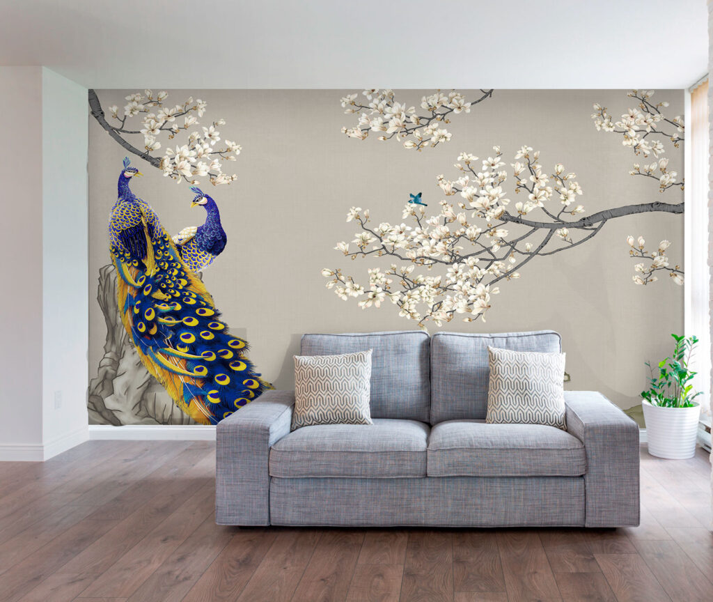 Pauw en vogels op een boom in een interieur